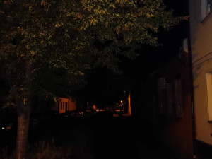 Lidé si stěžují na tmu v některých ulicích Prostějova. Kvůli úsporám polovina lamp nesvítí