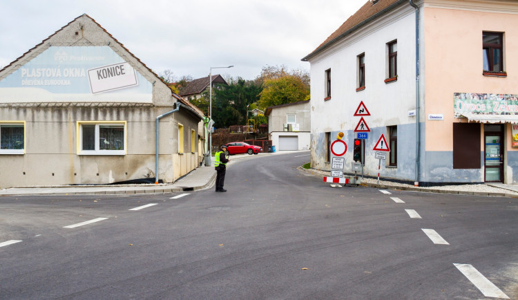 Konice se dočkala. Stavbaři dokončili opravy frekventované výpadovky na Prostějov, přibyly i chodníky