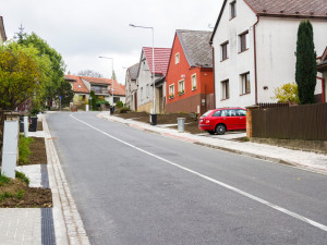 Konice se dočkala. Stavbaři dokončili opravy frekventované výpadovky na Prostějov, přibyli i chodníky