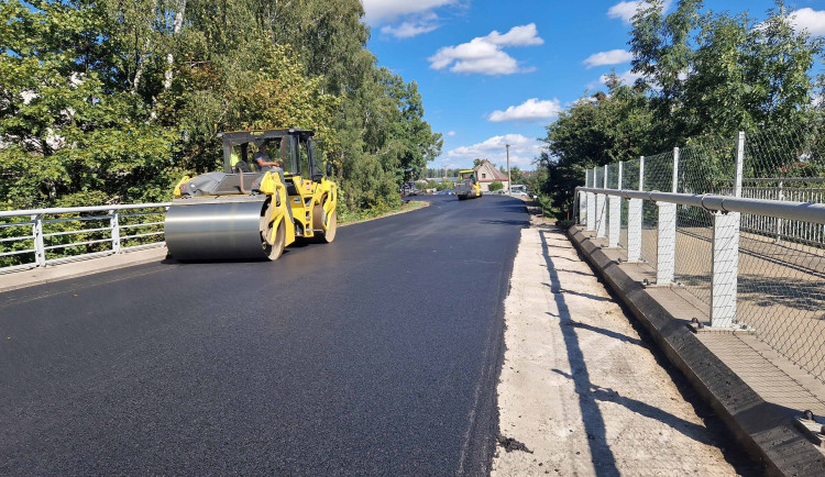 Na silnici mezi Jitkovem a Ždírcem se dnes vrací auta. Výtluky, vyjeté koleje a vylámané krajnice jsou pryč