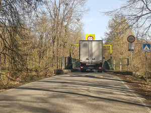 Seriál nehod na mostu u Litovle má letos deset dílů. O podjezdových branách jednají obce s krajem