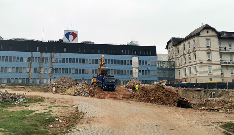 Demolice ikonické budovy se ve FN Olomouc natáhla o měsíce
