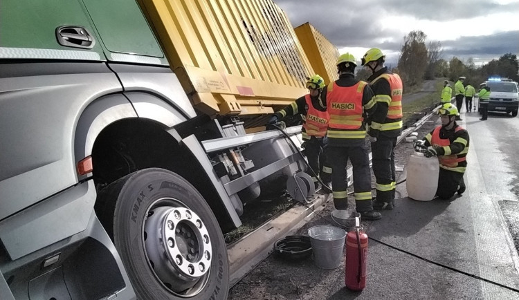 Dálnice D46 u Prostějova směrem na Olomouc byla uzavřená. Hasiči vyprošťovali havarovaný kamion