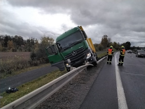 Dálnice D46 u Prostějova směrem na Olomouc je uzavřená. Hasiči vyprošťují havarovaný kamion