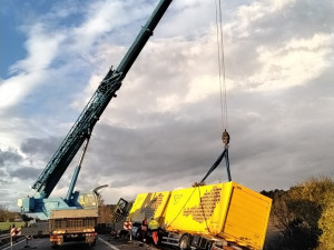 Dálnice D46 u Prostějova směrem na Olomouc je uzavřená. Hasiči vyprošťují havarovaný kamion