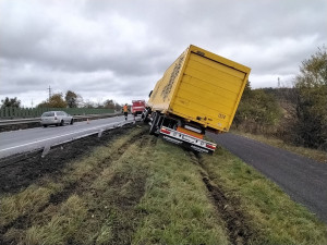 Dálnice D46 u Prostějova směrem na Olomouc je uzavřená. Hasiči vyprošťují havarovaný kamion