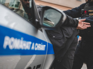 Lupič na zastávce v Olomouci surově zbil muže, později zaútočil i na řidiče taxi. Skončil ve vazbě
