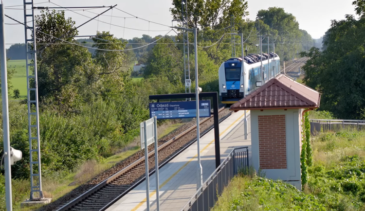 Zabezpečovač ETCS chybně zastavuje vlaky u Olomouce. Čísla jsou katastrofální, zní z krajské organizace