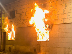VIDEO: Požár pohltil starší rodinný dům v Olomouci. Vyšetřovatelé prověřují i úmyslné založení