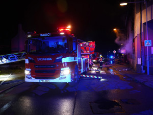 Plameny pohltily v Olomouci starší rodinný dům, jeden člověk utrpěl zranění