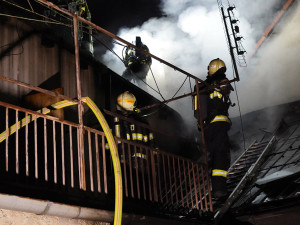 Plameny pohltily v Olomouci starší rodinný dům, jeden člověk utrpěl zranění