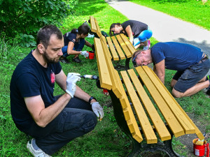Ze spilky do parku: Zaměstnanci pivovaru Ostravar se pustili do úprav Komenského sadů