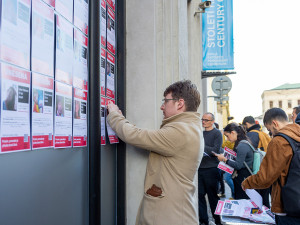 Výlohy Muzea umění v Olomouci pokryly portréty stovek Izraelců unesených hnutím Hamás