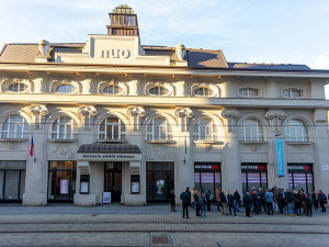 Výlohy Muzea umění v Olomouci pokryly portréty stovek Izraelců unesených hnutím Hamás