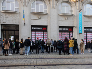 Výlohy Muzea umění v Olomouci pokryly portréty stovek Izraelců unesených hnutím Hamás