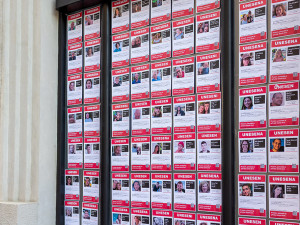 Výlohy Muzea umění v Olomouci pokryly portréty stovek Izraelců unesených hnutím Hamás