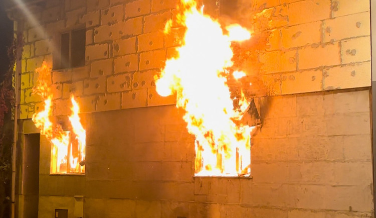 Plameny pohltily v Olomouci starší rodinný dům, jeden člověk utrpěl zranění