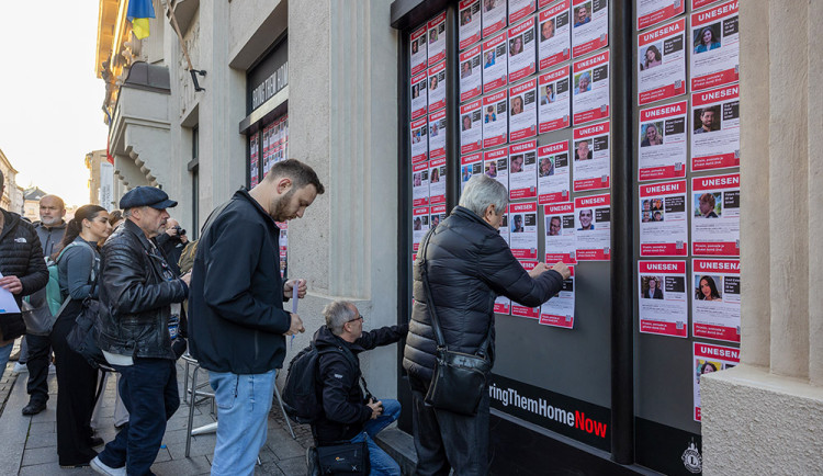 Výlohy Muzea umění v Olomouci pokryly portréty stovek Izraelců unesených hnutím Hamás