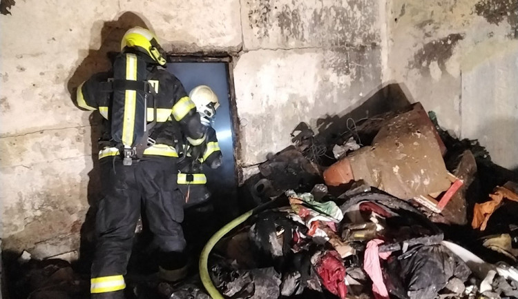 Na Jesenicku hořelo ve zchátralém domě, hasiči v přízemí našli mrtvého člověka