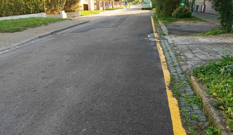 Náměstek Rozehnal z ANO má před svým domem v Prostějově žlutou čáru. Kvůli zatáčení nákladních aut, tvrdí