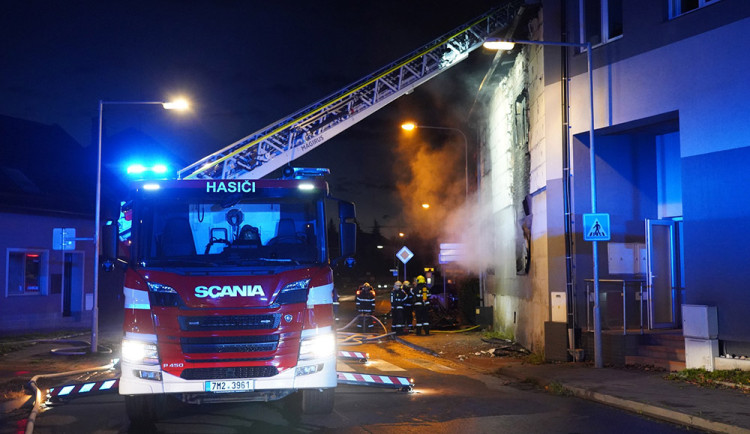 Zraněný senior a škoda čtyři miliony. Dům na okraji Olomouce podle policie někdo zapálil