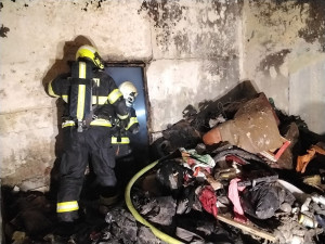 Na Jesenicku hořelo ve zchátralém domě, hasiči v přízemí našli mrtvého člověka