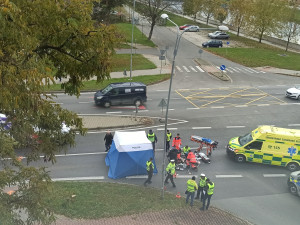 Na křižovatce u mostu v Přerově automobil s vozíkem usmrtil ženu. Záchranáři jí nedokázali pomoci