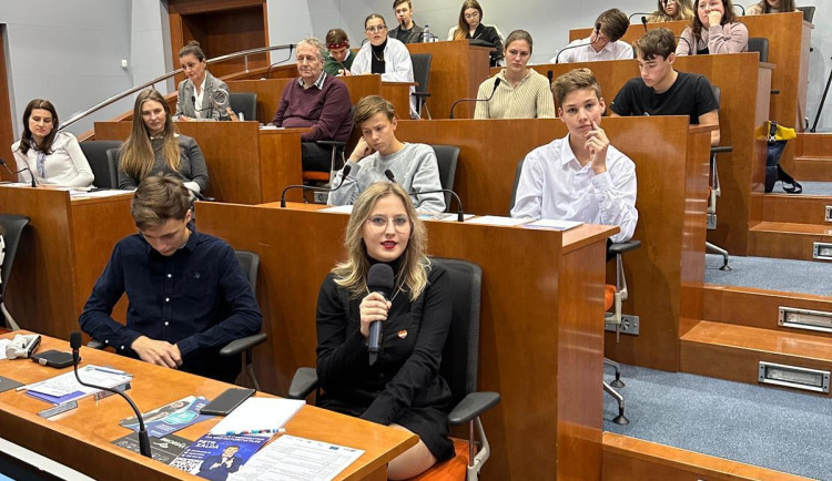 Studenti v Jihlavě diskutovali o jinakosti, LGBT, dezinformacích nebo i umělé inteligenci