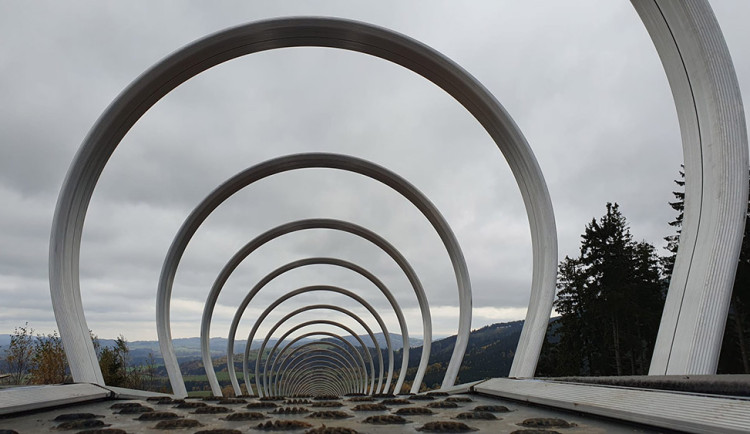 Snímek z probíhající instalace pohyblivého pásu v horském areálu Kraličák