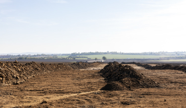 Skrývka ornice na budoucí trase D35 u Olomouce