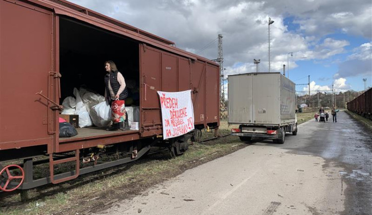 Sbírka v Jihlavě byla opět úspěšná. Lidé do vagonu na nádraží donesli skoro 20 tun nepotřebných věcí