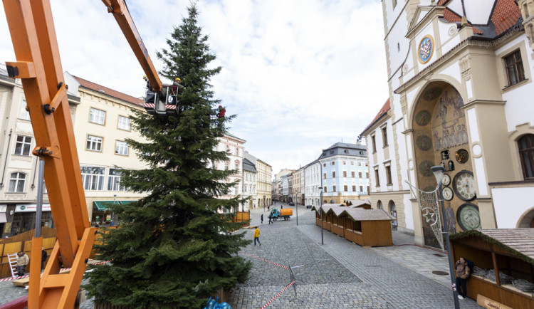 Více stánků s řemeslnými výrobky i zářící vstupní brány. V Olomouci finišuje stavba vánočního městečka