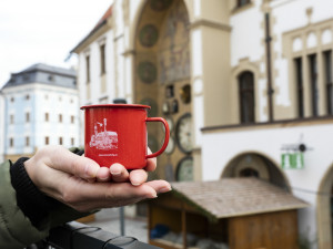 Více stánků s řemeslnými výrobky i zářící vstupní brány. Stavba vánočního městečka v Olomouci finišuje