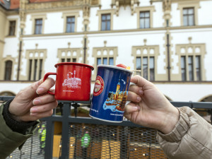 Více stánků s řemeslnými výrobky i zářící vstupní brány. Stavba vánočního městečka v Olomouci finišuje