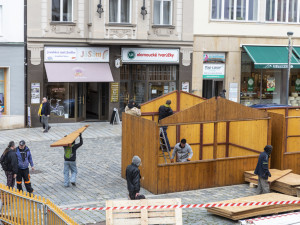 Více stánků s řemeslnými výrobky i zářící vstupní brány. Stavba vánočního městečka v Olomouci finišuje