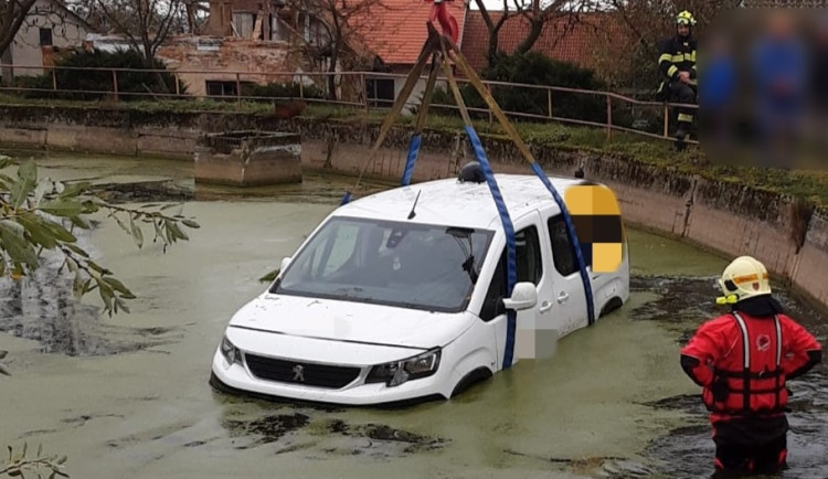 Pár vteřin nepozornosti. Řidička v kopci nezajistila auto, to narazilo do betonové hráze a sjelo do rybníka