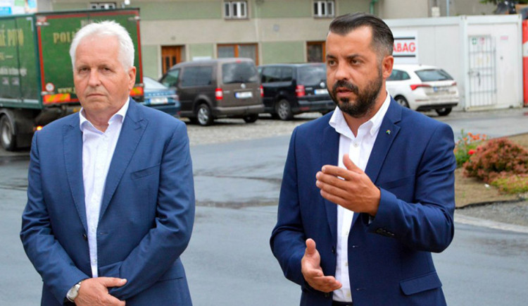 Obviněný náměstek hejtmana Michal Zácha (vpravo), na snímku s Petrem Foltýnkem, bývalým ředitelem Správy silnic Olomouckého kraje