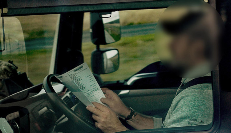 Záběr na řidiče při jízdě po dálnici z průběhu dopravně-bezpečnostní akce Policie ČR