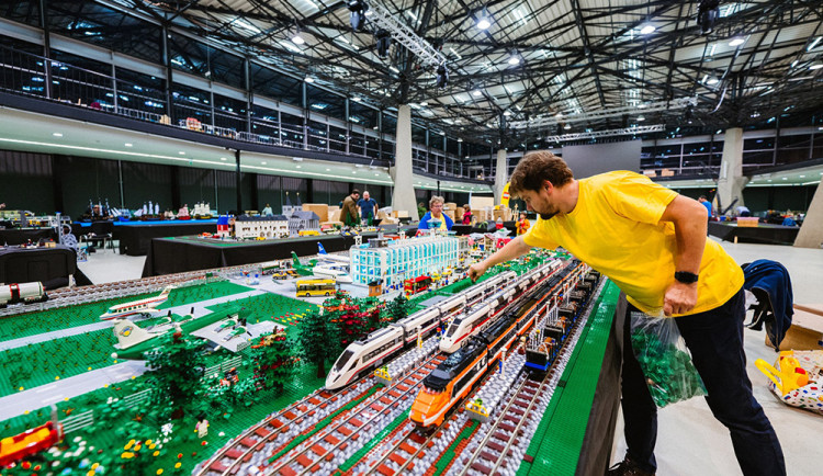 Interaktivní modely i obří stavby. Olomoucké výstaviště se promění ve Svět kostek