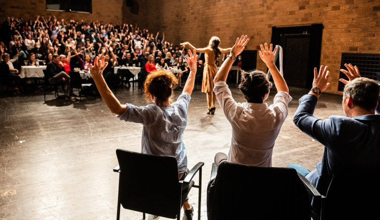 Jedenáctý ročník Noci divadel odstartoval. Nabízí představení, prohlídky zákulisí i divadelní dílny