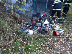 Na Šumpersku shořela unimobuňka, uvnitř hasiči našli mrtvého seniora