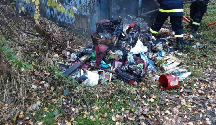 Na Šumpersku shořela unimobuňka, uvnitř hasiči našli lidské tělo