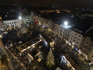 FOTOGALERIE: V Olomouci září strom Bambulín, vánoční městečko přilákalo davy