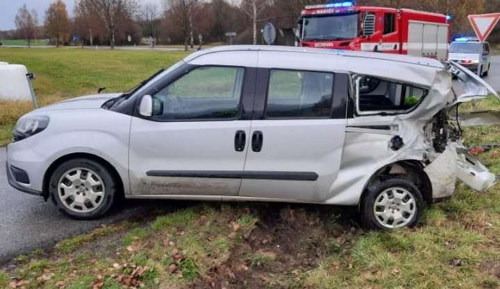 FOTO: Na přejezdu u Vokova se srazilo auto s vlakem, nikdo se nezranil. Provoz na trati stojí