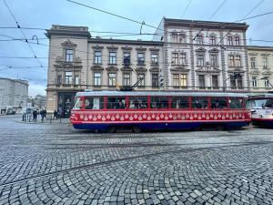 Jak se vám líbí? Olomoucké vánoční tramvaje jsou kompletně ve svátečním, mají nové polepy