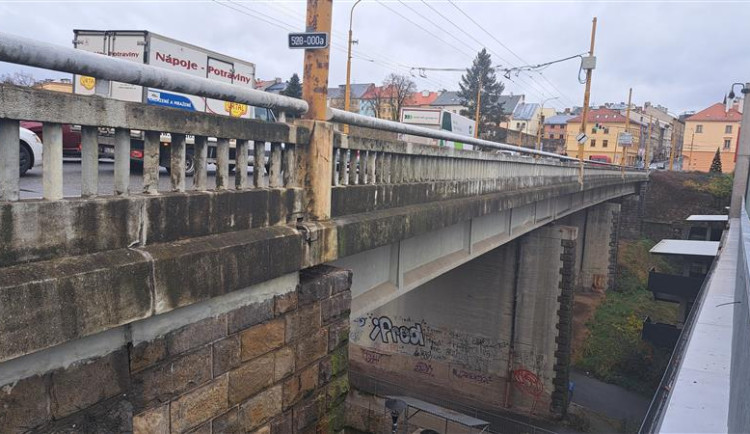 Šest ložisek na jihlavském Znojemském mostě je v havarijním stavu. Čeká ho oprava, ta omezí řidiče