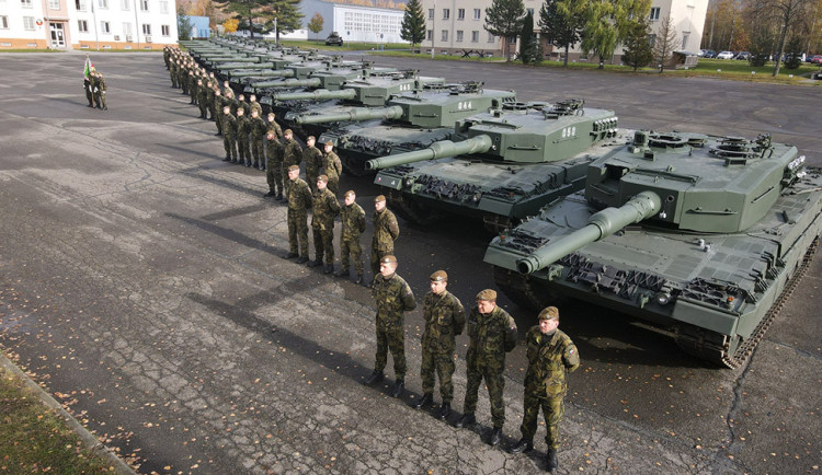 V kasárnách u Olomouce už je všech 14 Leopardů. Armáda tanky dostala za podporu Ukrajiny
