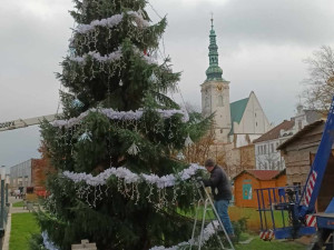 Lidé v Prostějově opět řeší křivý vánoční stromeček na náměstí. Letos je to optický klam