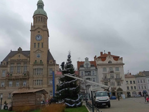 Lidé v Prostějově opět řeší křivý vánoční stromeček na náměstí. Letos je to optický klam