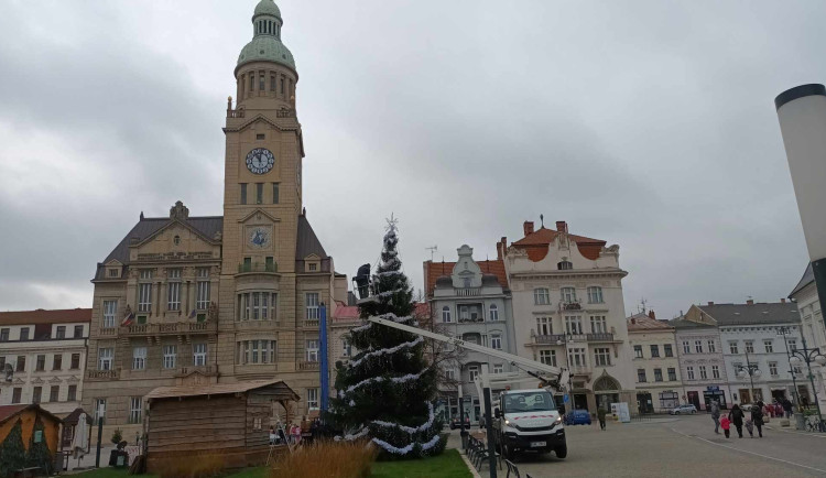 Lidé v Prostějově opět řeší křivý vánoční stromeček na náměstí. Letos je to optický klam